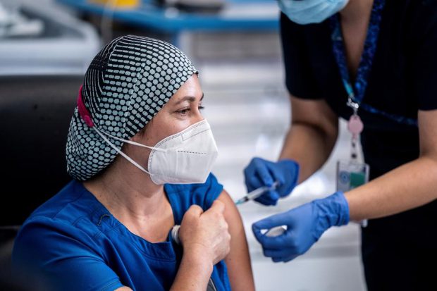 Prospectul în română al vaccinului anti-COVID-19 care a ajuns în România. Mod de administrare, recomandări și efecte adverse