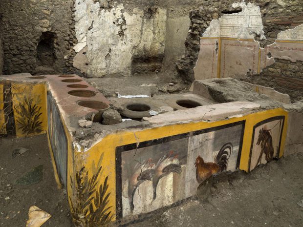 Un thermopolium, „fast-food” antic, a fost descoperit intact la Pompei