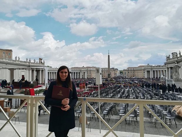 O tânără din Cluj i-a cântat Papei Francisc de mai multe ori. Maria tratează oamenii cu diferite dizabilități prin muzicoterapie