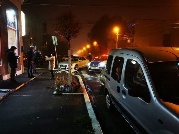 Scandal ca-n filmele cu mafioți la Constanța: Autoturism blocat în trafic și distrus cu bâte și topoare. Doi bărbați au ajuns la spital