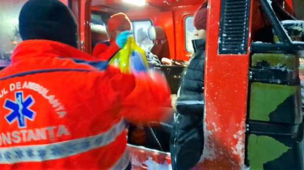 VIDEO | Intervenție dificilă în Constanța. Două femei însărcinate, preluate cu şenilatele ISU. Una dintre ele a născut acasă,  asistată de cadrele medicale de la ambulanță