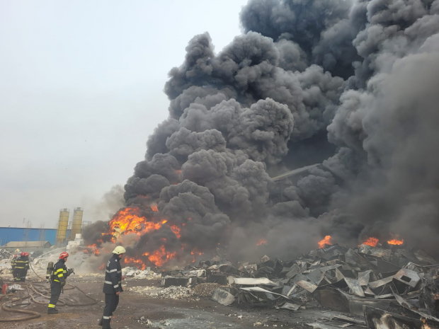 VIDEO | Mesaj Ro Alert la Buzău: „Închideți ușile și ferestrele, astupați găurile de aerisire!” Arde o firmă de reciclat frigidere