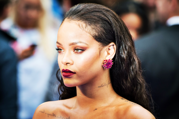 Rihanna, imagini de infarct pe contul de socializare. Artista a publicat un filmuleț în care apare în ipostaze provocatoare