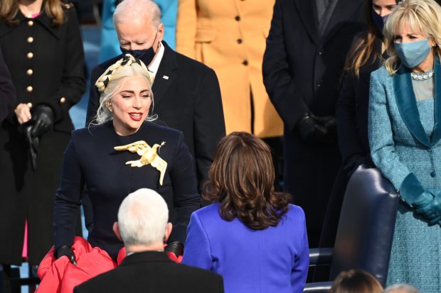 Lady Gaga și Jennifer Lopez au cântat la inaugurarea lui Joe Biden. Cum s-a îmbrăcat Lady Gaga