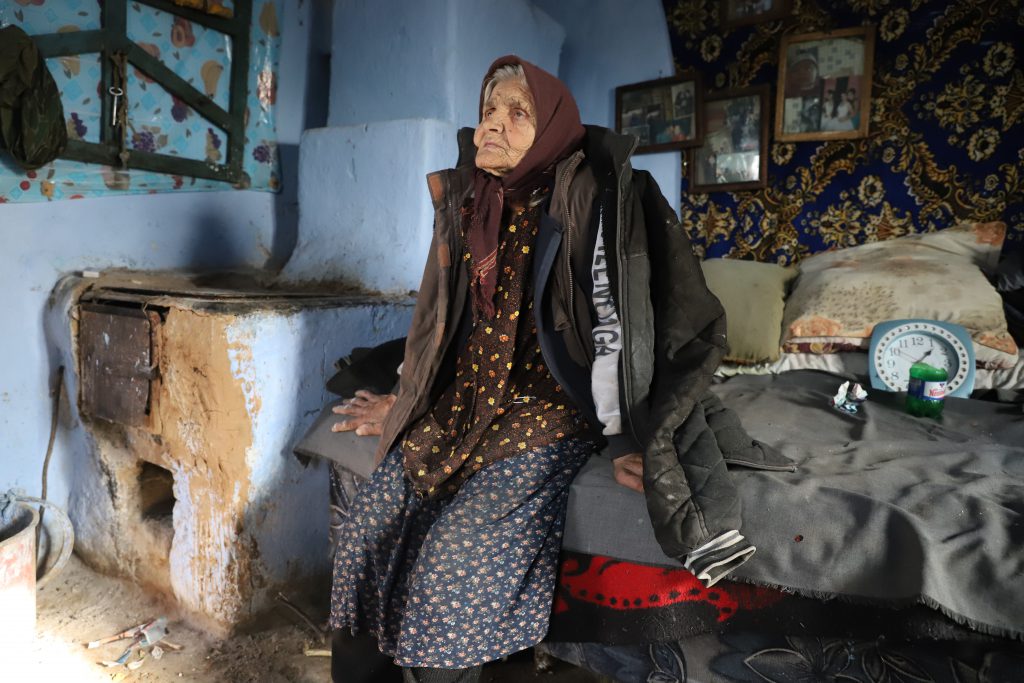 Reportaj în comuna în care cei mai mulți oameni au cerut ajutor de la stat să nu înghețe de frig. „Să mă țină Dumnezeu, să nu mă ia iarna”