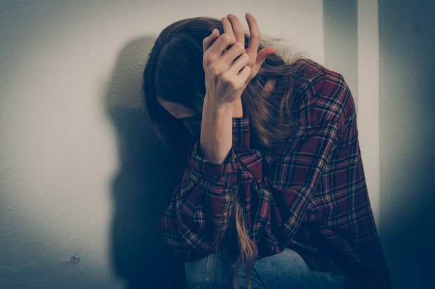 Fetiță de 11 ani, violată și filmată de trei adolescenți de 14 și 17 ani. Înregistrarea a ajuns și la alte persoane