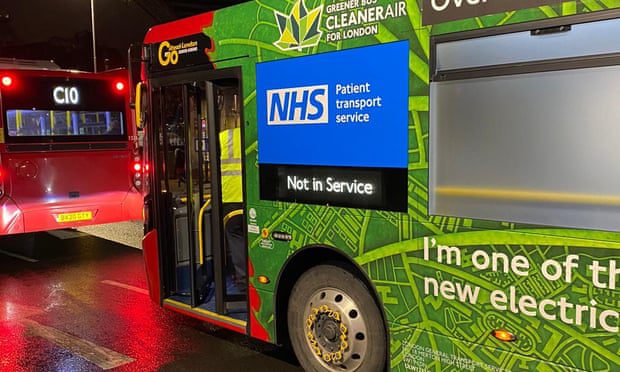 Autobuzele din Londra, transformate în ambulanțe improvizate, pentru a face față numărului mare de cazuri COVID