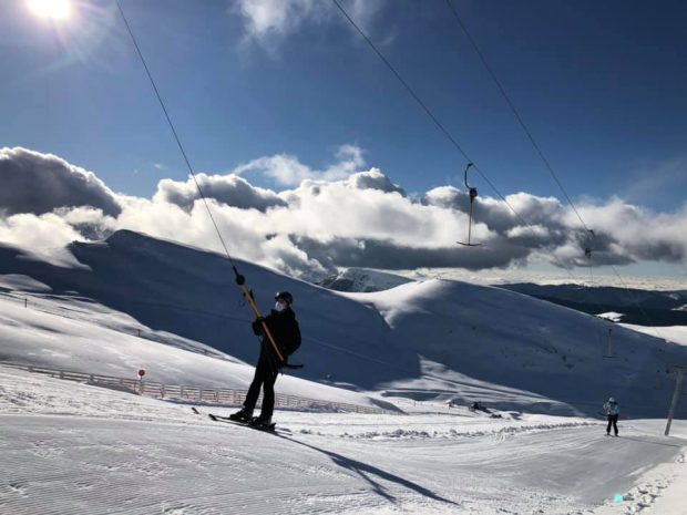 Aglomerație pe pârtiile de schi din Valea Prahovei în prima zi din 2021. 5.000 de oameni au fost la Sinaia