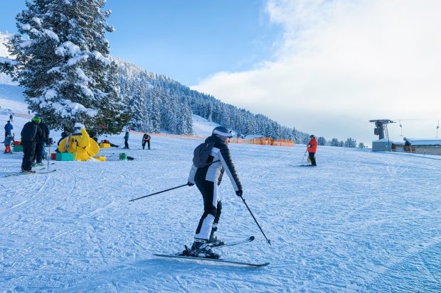 Turiști români, printre cei prinși la schi într-o stațiune de lux din Austria. Metoda prin care aceștia păcăleau restricțiile și ce amendă au luat