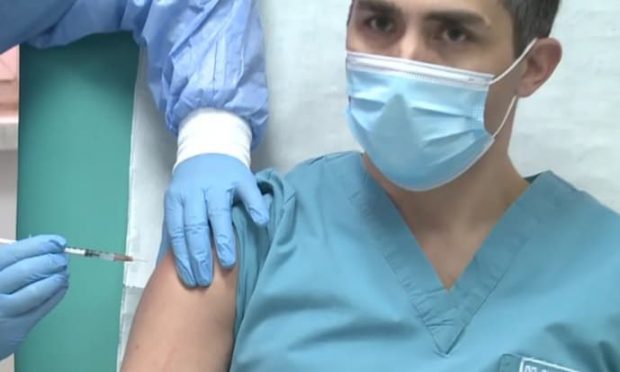 Valeriu Gheorghiță, coordonatorul campaniei naționale de vaccinare anti-COVID, a primit doza de rapel