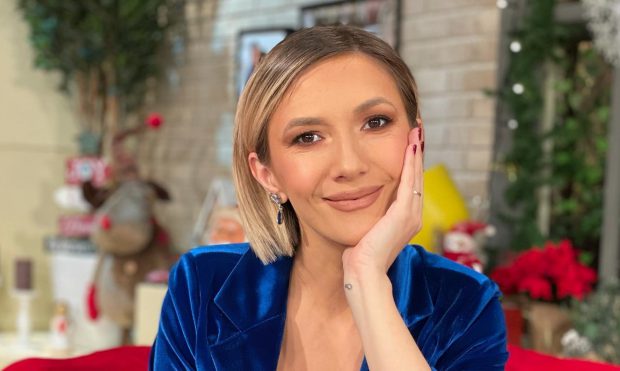 Adela Popescu, dezvăluiri neașteptate despre cele două sarcini. Vedeta este gravidă pentru a treia oară. „Mi-ar fi micșorat șansele de a naște natural”
