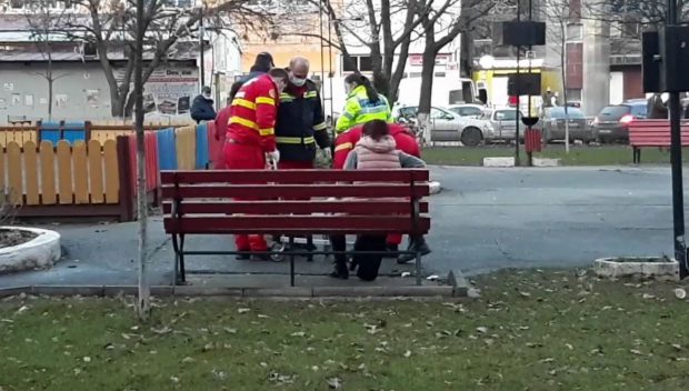 Un bărbat și-a înjunghiat fosta soție într-un parc din Alexandria și i-a răpit copilul. După ce l-a prins, poliția a decis că nu e cazul să-l rețină
