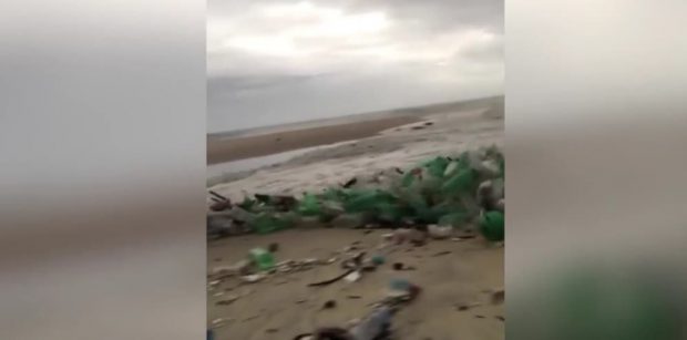 VIDEO | ”Valuri de plastic” pe o plajă de lux din Brazilia. Morman de sticle, aduse înapoi din ocean