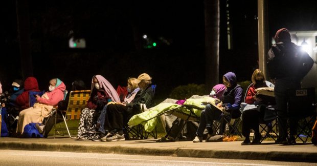 Bătrânii din Florida au campat peste noapte la centrele de vaccinare pentru a se asigura că primesc serul. „Îl vreau mai mult decât orice”