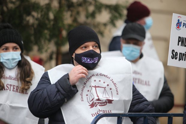 Protest în faţa Ministerului Muncii faţă de ”îngheţarea” salariilor şi a pensiilor