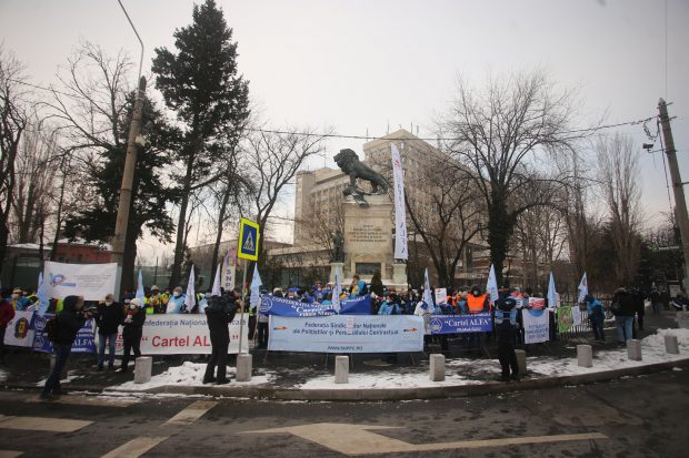 Protest în fața Administrației Prezidențiale. Oamenii cer salarii și pensii mai mari