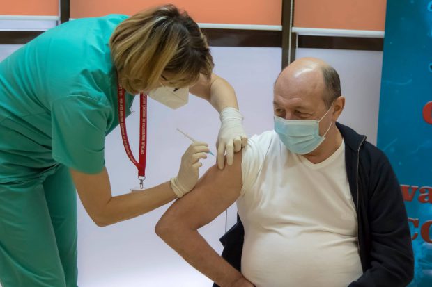 Fostul președinte Traian Băsescu s-a vaccinat anti-Covid la Spitalul Militar. ”A fost foarte plăcut”