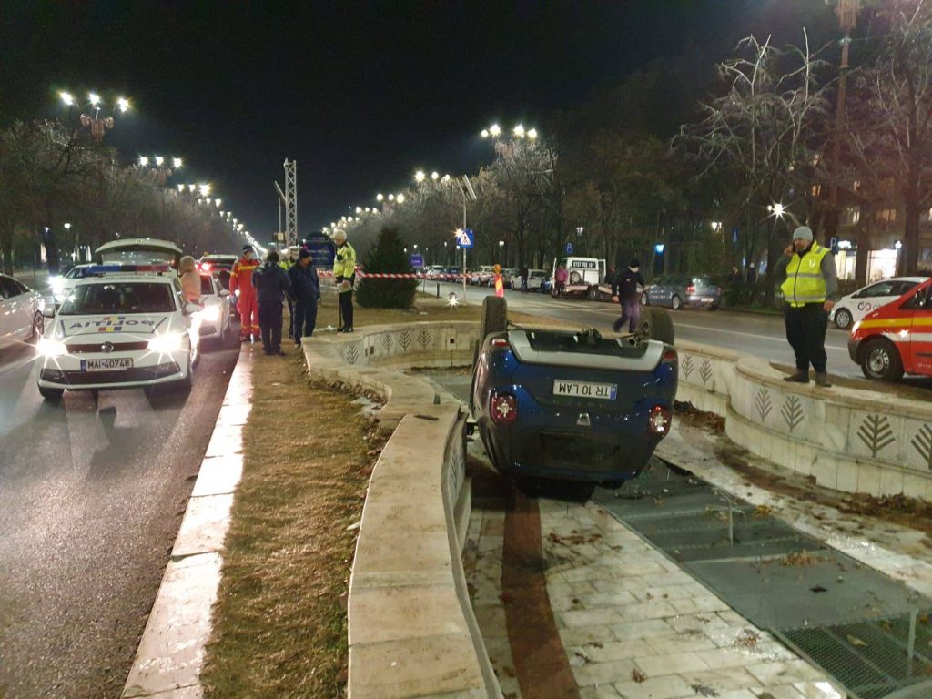 FOTO | Accident în Capitală: Mașină răsturnată într-o fântână de lângă Palatul Parlamentului. Al treilea incident în 5 zile