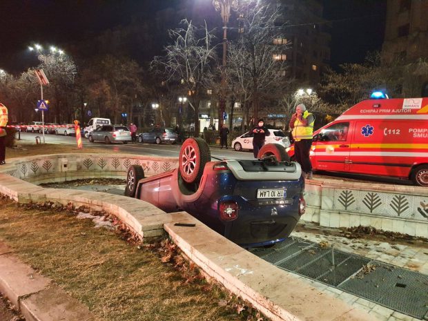 FOTO | Accident în Capitală: O mașină s-a răsturnat într-o fântână de lângă Palatul Parlamentului