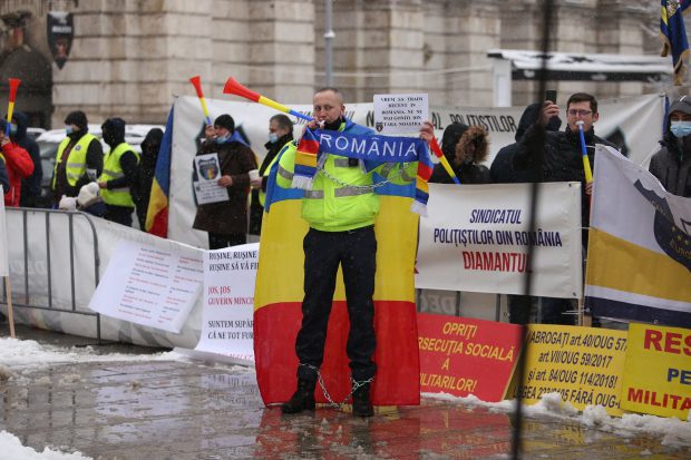 Aproape 100 de polițiști și grefieri pichetează sediul MAI