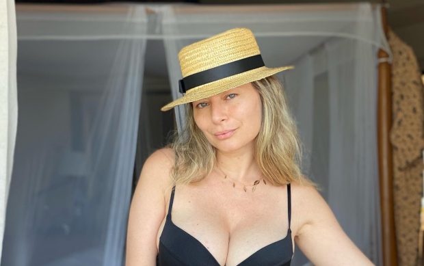 Laura Cosoi, în costum de baie la 5 luni de când a născut. Cât de bine arată actrița. „În vacanță nu se poartă coafurile sofisticate”