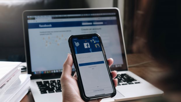 Ce a pățit un bărbat care și-a jignit sora pe Facebook:  „Aceasta este una dintre asasinii mamei mele”