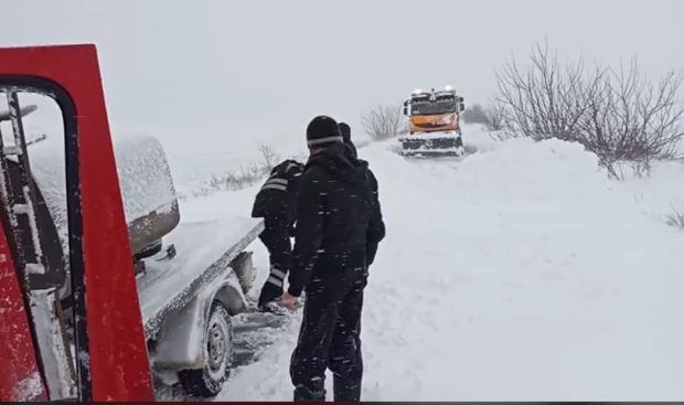 VIDEO  | Ninsorile au făcut prăpăd în Constanța. Drumuri blocate și șoferi împotmoliți în zăpadă. Zeci de gospodării fără curent electric