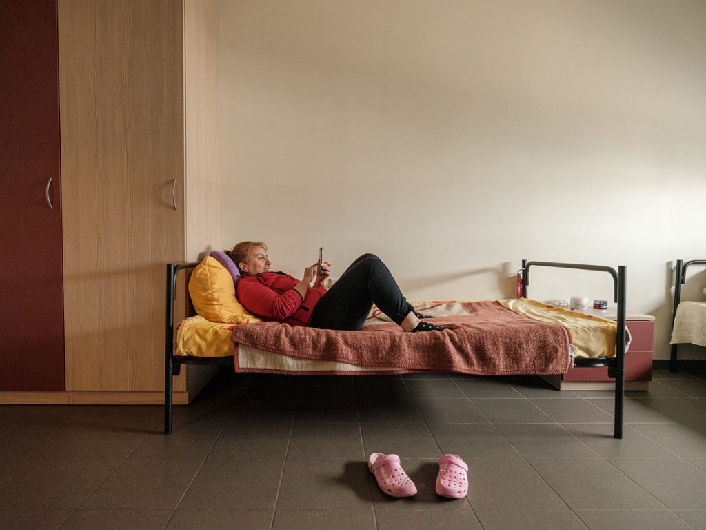 „Voiam să aibă de toate”. O mamă care muncește la o fermă din Germania povestește cum trăiește cu dorul de fiul ei