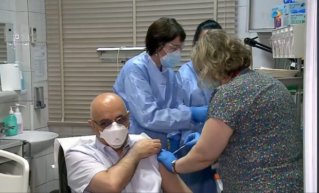 Raed Arafat s-a vaccinat anti-COVID: „Nu recomandăm oamenilor să se vaccineze dacă noi nu ne vaccinăm”