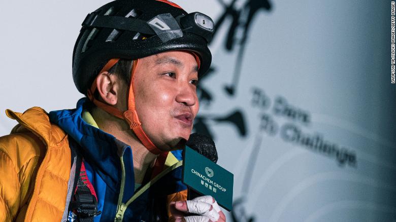 A escaladat un zgârie-nori în scaunul cu rotile. Imagini spectaculoase cu un sportiv paralizat din Hong Kong