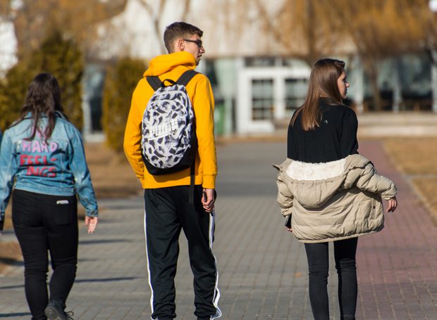 Copiii noștri părăsesc școala ca să se angajeze într-un număr dublu față de media europeană, iar primăriile continuă să le dea burse infime!
