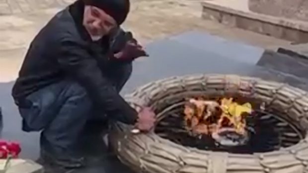 Un rus a fost arestat, după ce a făcut un grătar la „flacăra eternă” a unui monument dedicat soldaților căzuți în al Doilea Război Mondial