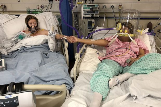 Mărturia femeii care și-a văzut mama murind de COVID-19 la terapie intensivă. Ambele luptau împotriva virusului, după ce s-au infectat