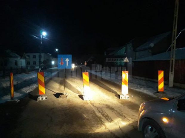 Drum județean din Suceava, blocat în urma unei glume proaste de indivizi necunoscuți, care au pus balize pe mijlocul șoselei