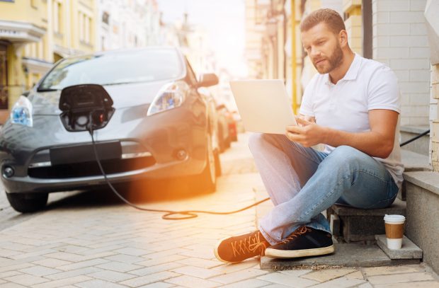 O companie israeliană a inventat bateriile pentru mașinile electrice care se încarcă în cinci minute. „Va fi ca și când ai face plinul cu benzină”