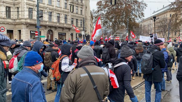 Mii de austrieci au participat la proteste împotriva restricțiilor antiepiemice, în centrul Vienei