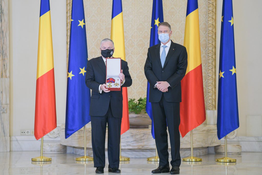 Klaus Iohannis l-a decorat pe Adrian Zuckerman, care îşi încheie mandatul de ambasador al Americii în România