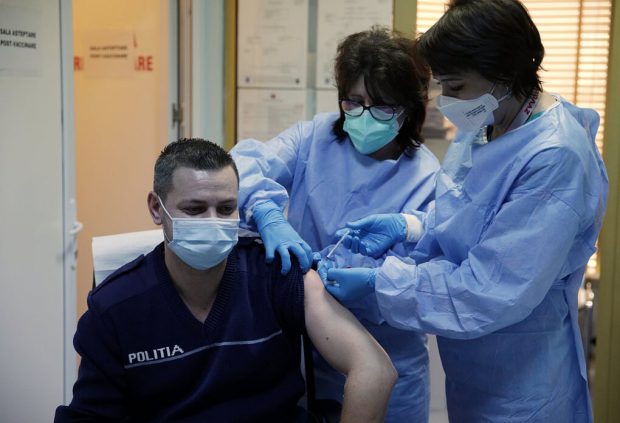 VIDEO | Zeci de angajați din MAI s-au vaccinat, vineri, împotriva noului coronavirus la spitalul Gerota din București