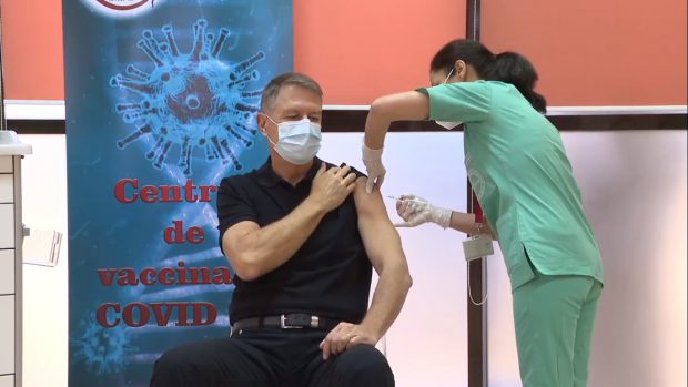 Klaus Iohannis s-a vaccinat anti-COVID la Spitalul Militar din București: „Recomand tuturor vaccinarea”