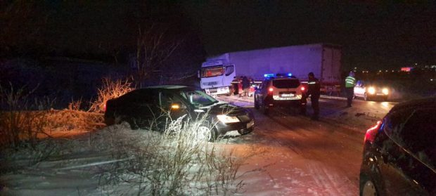 VIDEO  |  Sute de oameni sunt blocați în mașini pe drumurile din Constanța. Un TIR a derapat și a lovit două autoturisme