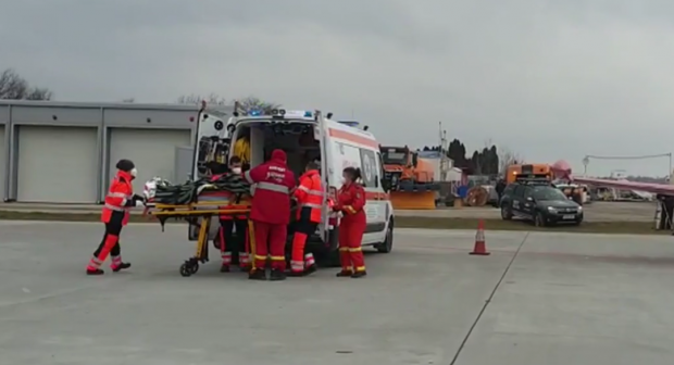 Avionul care transporta în Belgia un pacient cu arsuri grave s-a defectat, iar aeronava a revenit la sol. Bărbatul, dus de urgență la un spital din București