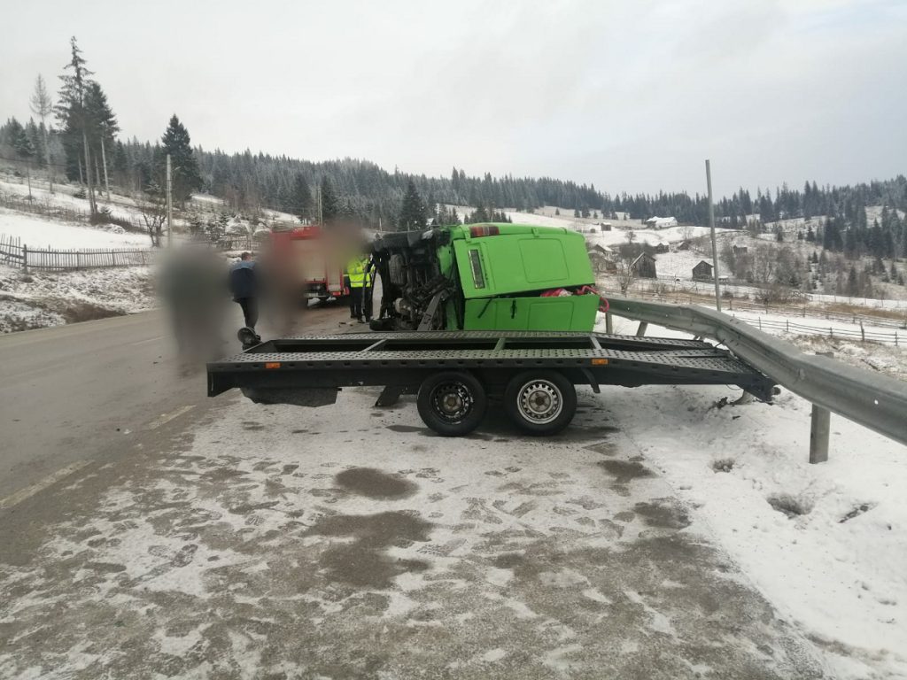 Accident grav în Pasul Mestecăniș. Doi oameni au murit după ce un microbuz s-a răsturnat