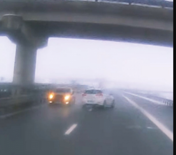 VIDEO | Momentul în care un șofer a intrat pe contrasens, în fața unei mașini care circula pe autostradă cu 100 km/oră
