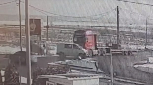 O femeie și copilul ei au zburat cu bancheta prin ușa dubei  în care se aflau, după impactul cu un TIR