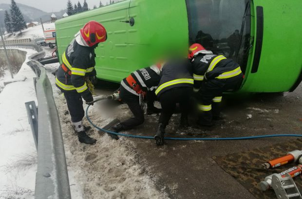 Doi morți striviți de microbuzul care s-a răsturnat este ei, în Pasul Mestecăniș. Opt oameni erau în mașină