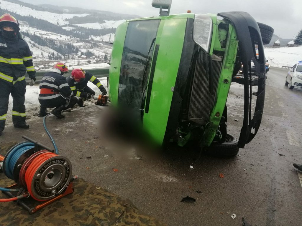 Accident grav în Pasul Mestecăniș. Doi oameni au murit după ce un microbuz s-a răsturnat