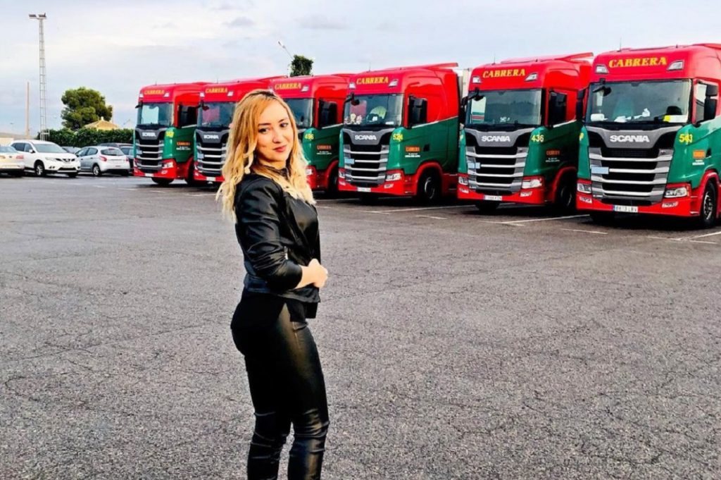 Șoferiță româncă de TIR cu 321.000 de urmăritori pe TikTok: "Nu contează înălțimea, poți să-ți reglezi scaunul și volanul" | VIDEO