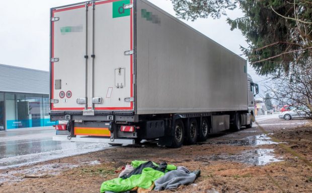 Șase afgani înghețați, găsiți în camionul condus de doi români, într-o parcare din Franța. Alți opt, în Germania