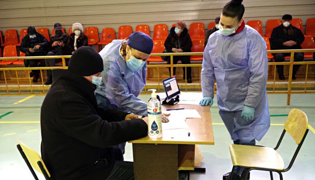 La Botoșani, un singur centru de vaccinare pentru persoanele din etapa a II-a. Prefectul spune că sunt amenajate 13, dar sunt limitați de platformă