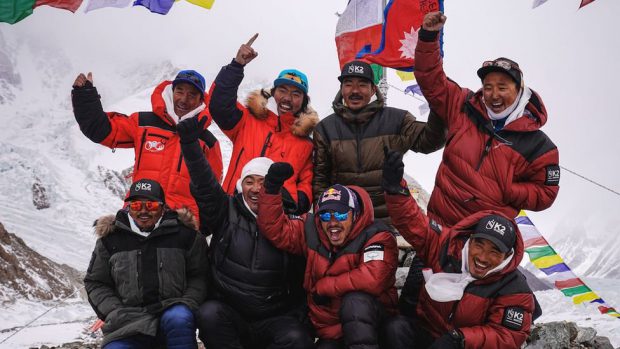 Alpiniștii nepalezi au ajuns pe vârful muntelui K2 în plină iarnă, înaintea lui Alex Găvan
